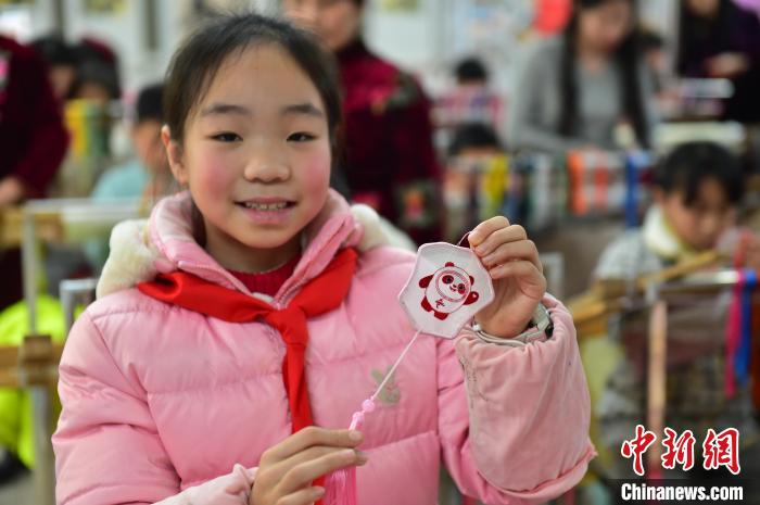 圖為一名小學(xué)生繡制的2022年北京冬奧會(huì)吉祥物“冰墩墩”形象。　喻云亮 攝