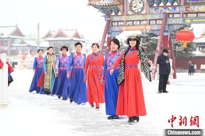 2月13日，老年人在呼和浩特市大召廣場拍照“打卡”。　劉文華 攝