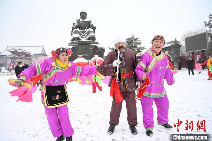 2月13日，秧歌隊在呼和浩特市大召廣場雪中起舞?！⑽娜A 攝