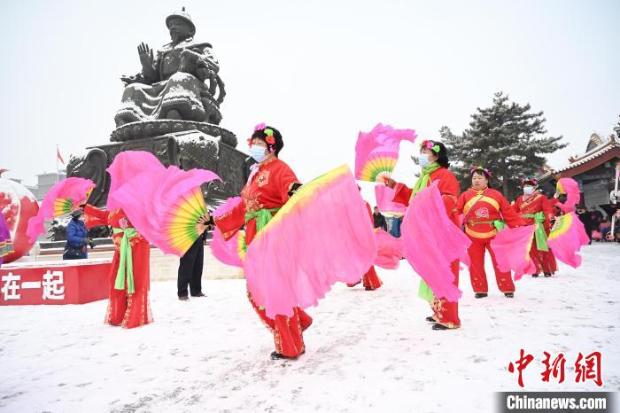 2月13日，秧歌隊在呼和浩特市大召廣場雪中起舞。　劉文華 攝