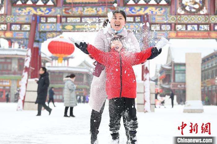 2月13日，家長與小朋友在呼和浩特市大召廣場享雪趣?！⑽娜A 攝