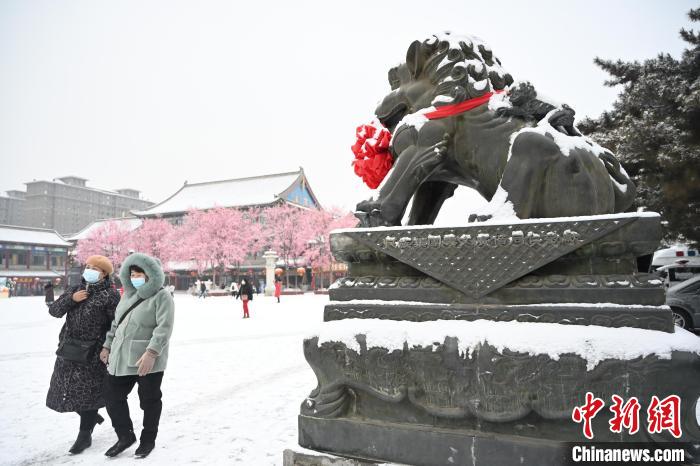 2月13日，民眾在呼和浩特市大召廣場雪中漫步?！⑽娜A 攝