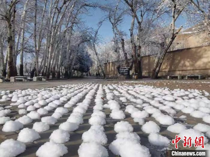 圖為春雪過后的莫高窟美不勝收。　周斌全 攝