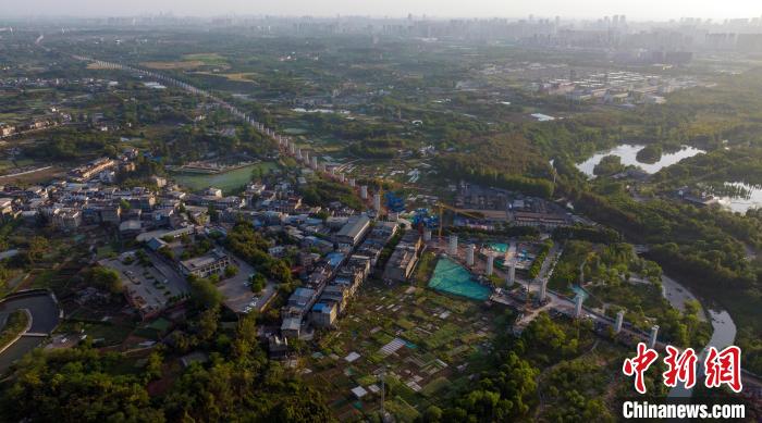 航拍正在建設中的成都至自貢高速鐵路成都段?！⒅铱?攝