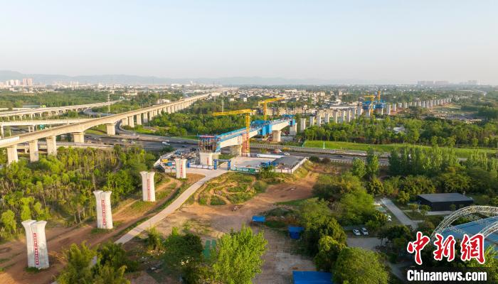 航拍正在建設的成都至自貢高速鐵路跨成都繞城高速公路連續(xù)梁施工現(xiàn)場?！⒅铱?攝