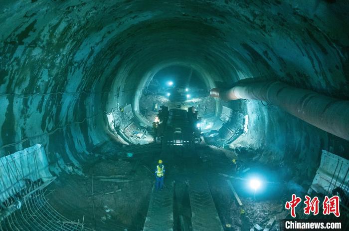正在掘進中的龍泉山1號隧道?！⒅铱?攝