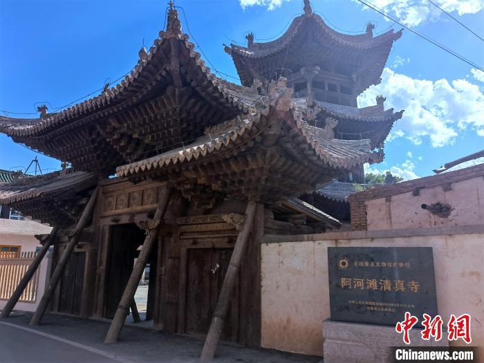 圖為集漢、藏、伊斯蘭風(fēng)格于一體的700年歷史的全國(guó)重點(diǎn)保護(hù)文物——阿河灘清真寺?！埡ｖ?攝