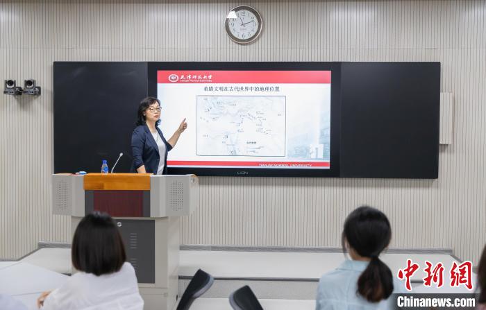 天津師范大學(xué)跨文化與世界文學(xué)研究院院長、教授郝嵐正在為同學(xué)們上課?！⊥踉谟?攝