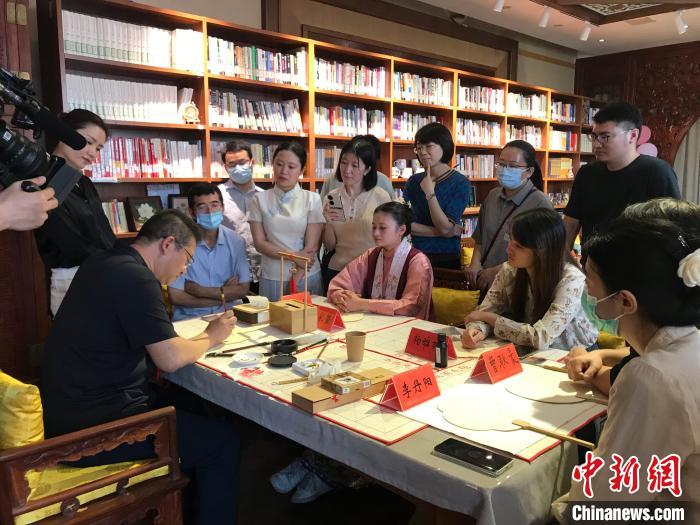 9月14日，“月動(dòng)臨秋扇”中華傳統(tǒng)文化沉浸式體驗(yàn)活動(dòng)在北京紀(jì)曉嵐故居舉辦。 陳建新 攝 陳建新 攝