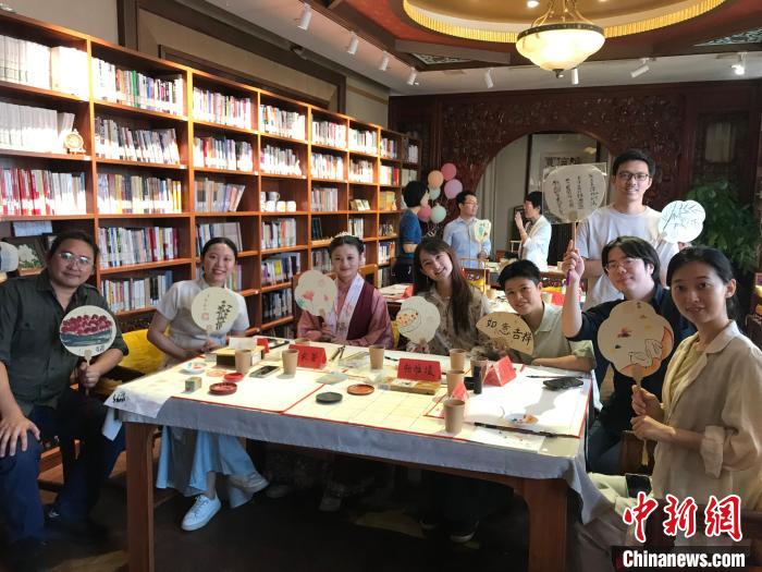 9月14日，“月動(dòng)臨秋扇”中華傳統(tǒng)文化沉浸式體驗(yàn)活動(dòng)在北京紀(jì)曉嵐故居舉辦。陳建新 攝 陳建新 攝