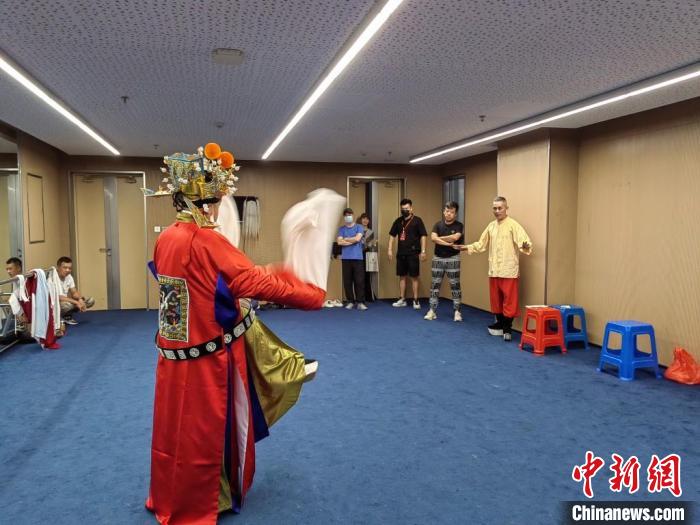 “天下第一團(tuán)”正在進(jìn)行練習(xí)?！±ド绞形捏w廣電和旅游局供圖