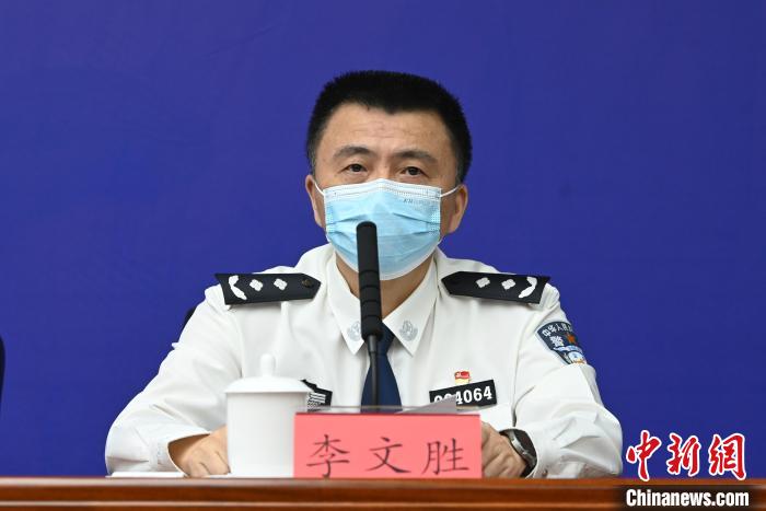 成都市公安局交管局局長(zhǎng)李文勝?！“苍?攝