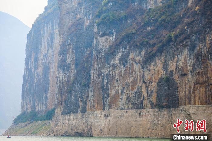 圖為瞿塘峽兩岸壯麗景致?！×簹J卿 攝