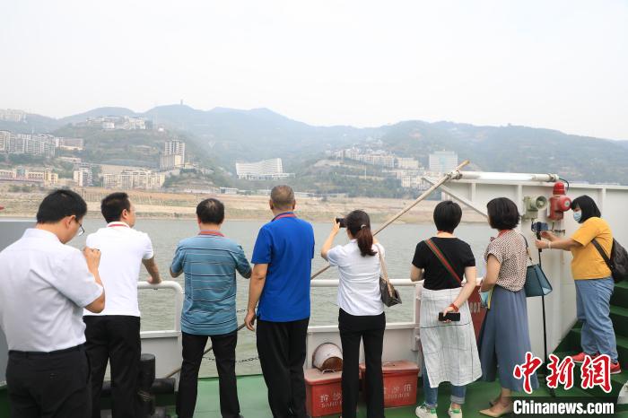 重慶市政協(xié)“同心聚力巴渝行”主題采訪團(tuán)15日走進(jìn)奉節(jié)，了解當(dāng)?shù)卣f(xié)委員護(hù)江成效?！×簹J卿 攝
