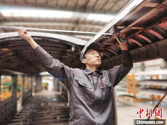 王漢卿在安裝車頂二次骨架吊?！∈茉L者供圖