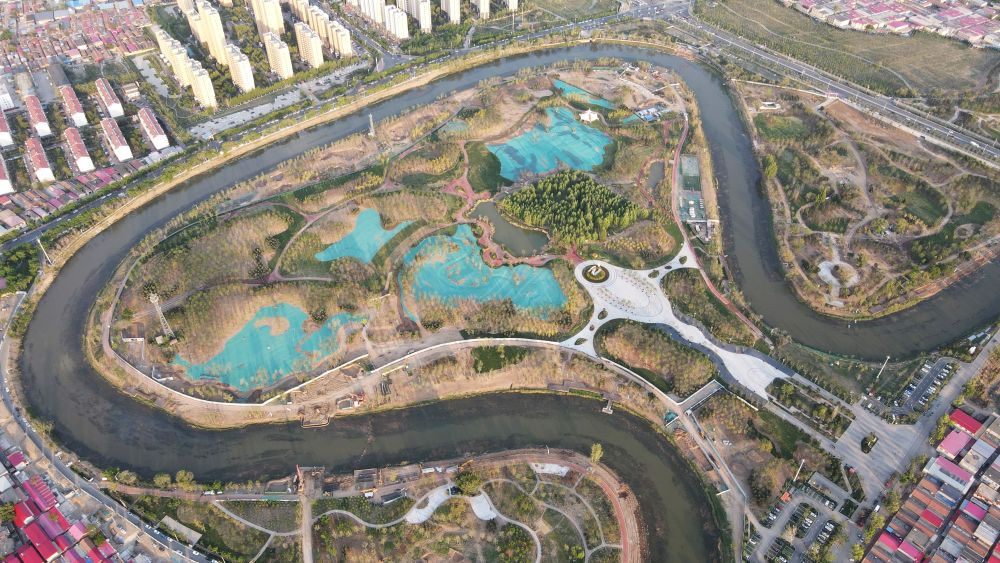 　圖為4月30日拍攝的河北滄州市區(qū)的大運河“Ω”形河道。新華社發(fā)(傅新春 攝)