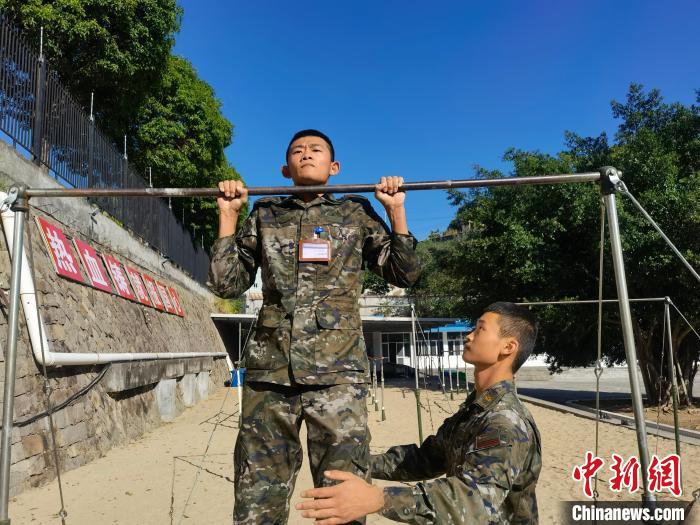 新兵尤云龍正在進(jìn)行器械訓(xùn)練?！●R濤 攝