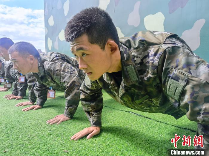 尤云龍正在和戰(zhàn)友進(jìn)行體能訓(xùn)練?！×志杆?攝