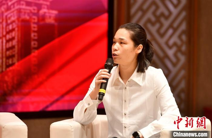 圖為林莉在福建師范大學(xué)分享會(huì)上發(fā)言?！蚊?攝