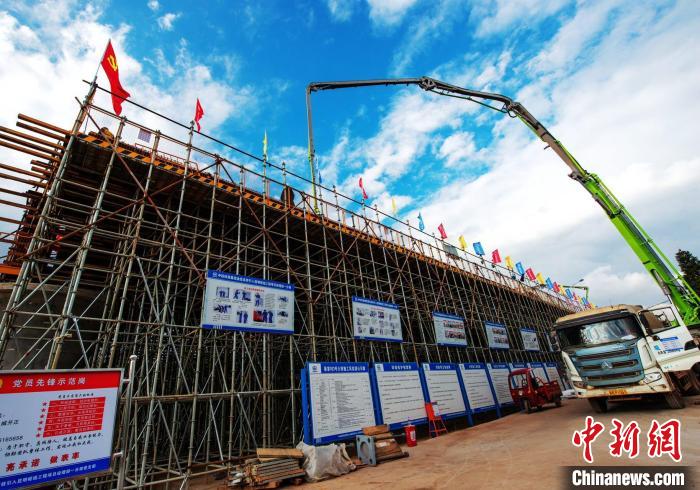 圖為渝昆高鐵云南段境內(nèi)首座大橋連續(xù)梁混凝土澆筑施工現(xiàn)場?！『螀矽i 攝