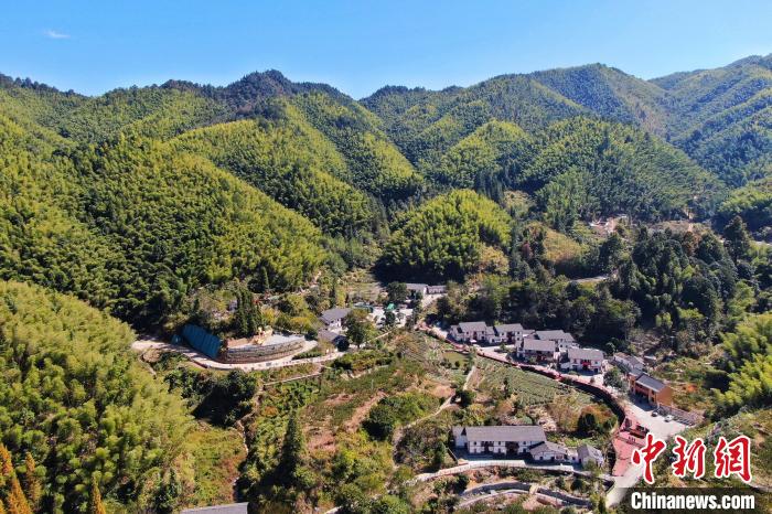 航拍江西井岡山市神山村，青山環(huán)繞，風景秀美?！⒘?攝