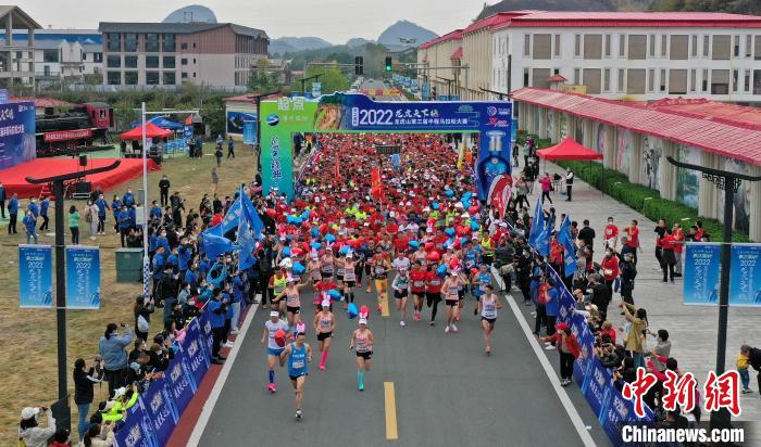 2022年龍虎山半程馬拉松鳴槍開跑?！⒅剧?攝