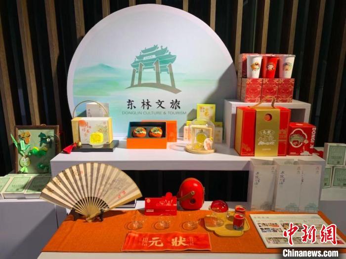 發(fā)展論壇現(xiàn)場(chǎng)展出的無(wú)錫城市文創(chuàng)作品?！O權(quán) 攝