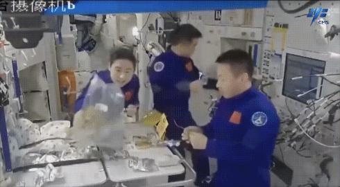 神舟十四號(hào)航天員在軌品嘗美食。圖片來(lái)源：中國(guó)載人航天工程辦公室官方微信