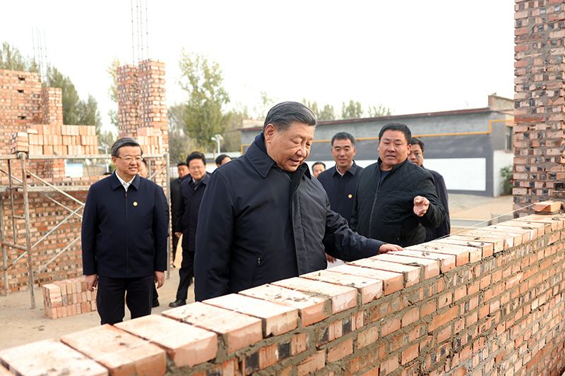 2023年11月10日，習(xí)近平總書記在河北保定涿州市刁窩鎮(zhèn)萬全莊村房屋重建施工現(xiàn)場(chǎng)考察。