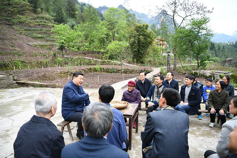 2019年4月15日，習(xí)近平總書記在重慶石柱土家族自治縣中益鄉(xiāng)華溪村同村民代表、基層干部、扶貧干部、鄉(xiāng)村醫(yī)生等圍坐在一起，共話脫貧攻堅(jiān)。