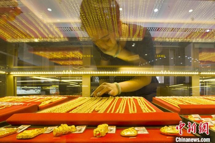 山西省太原市，一商場(chǎng)工作人員整理黃金飾品。