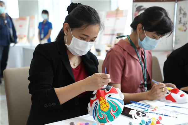 展覽會現(xiàn)場，泰國民眾體驗畫臉譜。人民網(wǎng)記者 趙益普攝