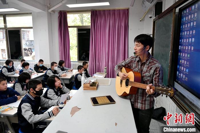 圖為3月16日，張家豪在福建福州延安中學(xué)教學(xué)。 <a target='_blank' href='/'><p  align=