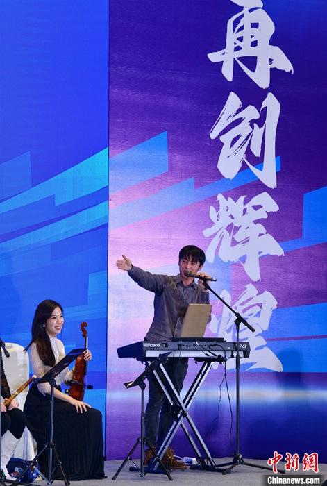 圖為3月9日，福建福州，張家豪(右)與林佳臻在臺上演出。 <a target='_blank' href='/'><p  align=