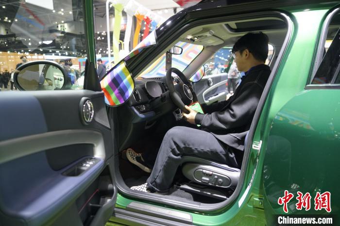 圖為觀眾在展會試駕車輛?！⑿?攝