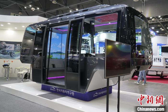 圖為展會上展示的無人駕駛移動出行工具?！⑿?攝