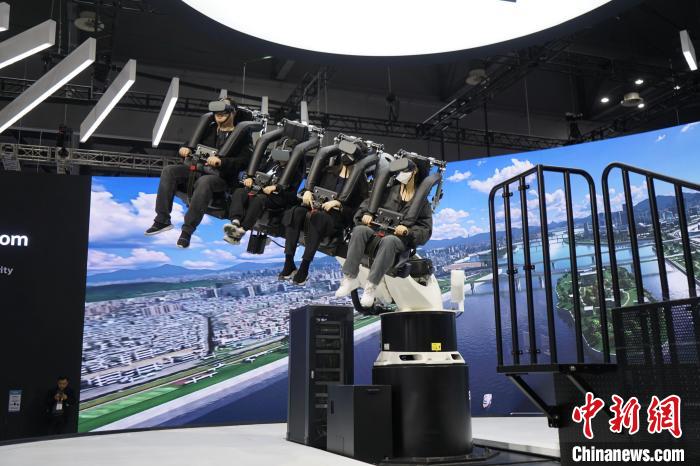 圖為觀眾在展會模擬體驗未來城市空中移動出行方式?！⑿?攝