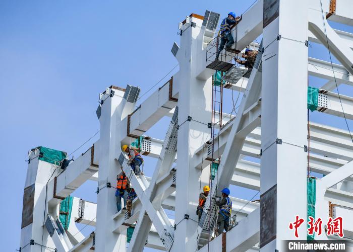 圖為海南商業(yè)航天發(fā)射場1號工位建設現(xiàn)場，工人正緊鑼密鼓施工?！●樤骑w 攝