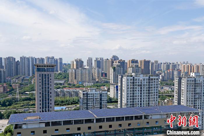 圖為輝騰能源在重慶市九龍坡區(qū)留學生創(chuàng)業(yè)園屋頂建設的光伏發(fā)電示范項目?！∈茉L企業(yè)供圖