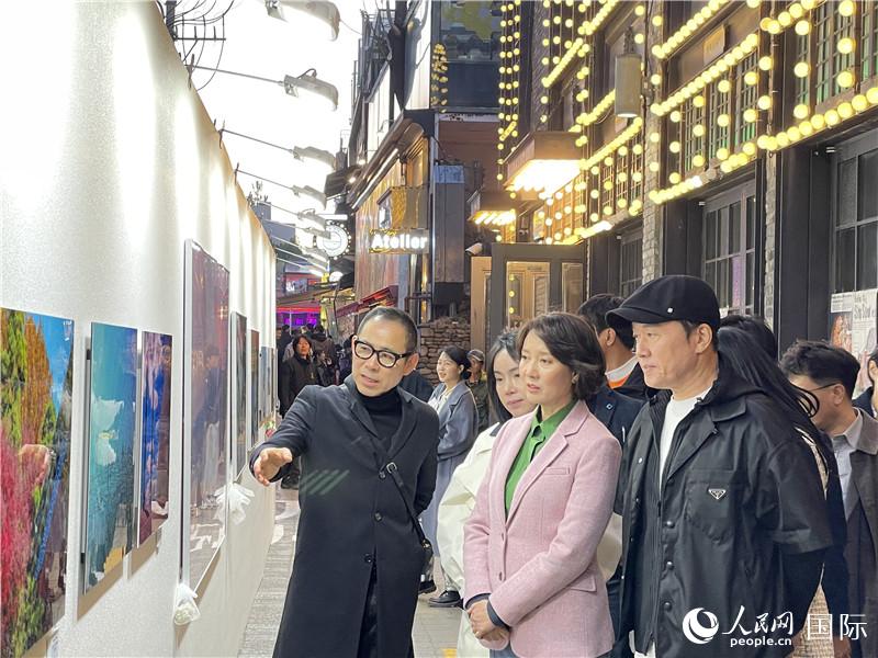 韓國中小風(fēng)險企業(yè)部長官李永參觀梨泰院街頭藝術(shù)展。實習(xí)生 許鵬飛攝