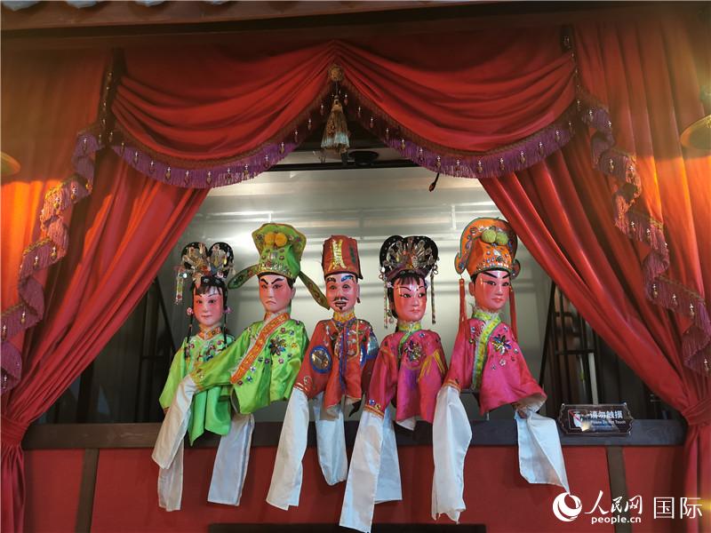 3D公仔戲臺。人民網(wǎng)記者 符園園攝