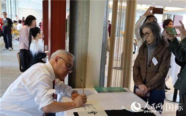 “聯(lián)合國(guó)中文日”慶?；顒?dòng)上進(jìn)行了書法等中國(guó)文化展示。人民網(wǎng)記者 尚凱元攝