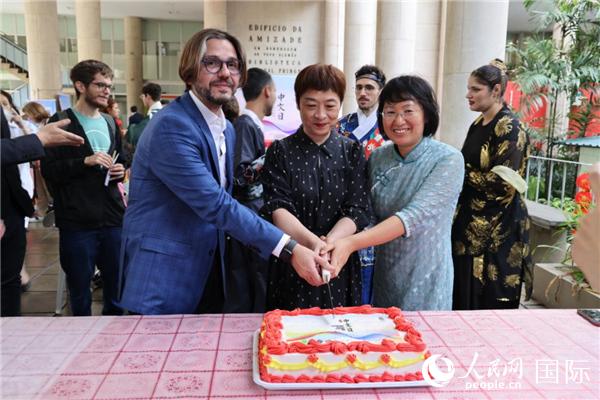 活動現(xiàn)場，田敏總領(lǐng)事與里約天主教大學孔子學院中外方院長共同切蛋糕祝賀中文日活動成功舉辦。人民網(wǎng)記者時元皓 攝