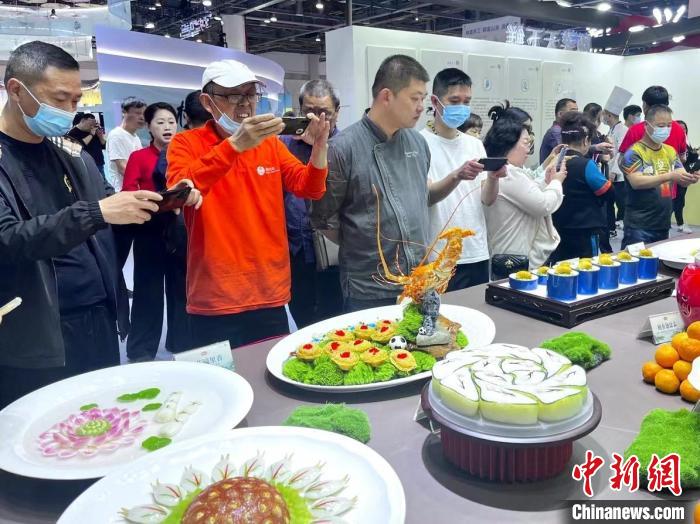 游客對(duì)展品充滿(mǎn)興趣?！⊥糨W文 攝