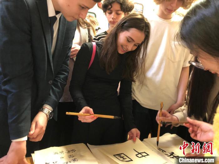 4月21日，莫斯科國立語言大學(xué)孔子學(xué)院附屬中學(xué)舉辦“國際中文日”活動，學(xué)生們學(xué)寫漢字?！∧箍茋⒄Z言大學(xué)孔子學(xué)院 供圖
