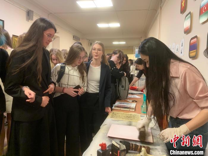 4月21日，莫斯科國立語言大學(xué)孔子學(xué)院附屬中學(xué)舉辦“國際中文日”活動，學(xué)生們體驗雕版印刷?！∧箍茋⒄Z言大學(xué)孔子學(xué)院 供圖