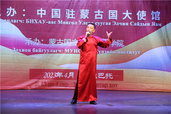 一等獎選手賀希格中學(xué)的包勒爾德表演貫口《玲瓏塔》。蒙古國立大學(xué)孔子學(xué)院供圖