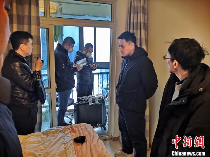 丹東市公安局民警抓捕犯罪嫌疑人，在其家中進行搜查?！〉|市公安局供圖