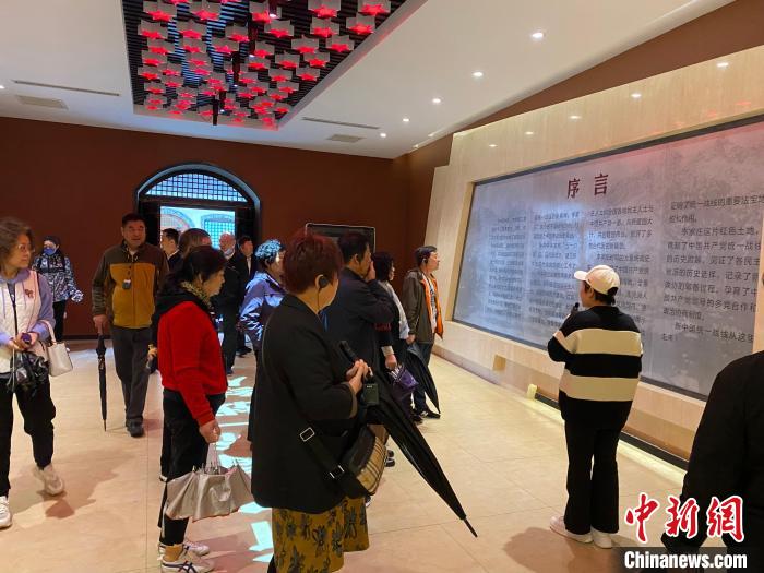 中共中央統(tǒng)戰(zhàn)部舊址里參觀者絡繹不絕?！±顣詡?攝