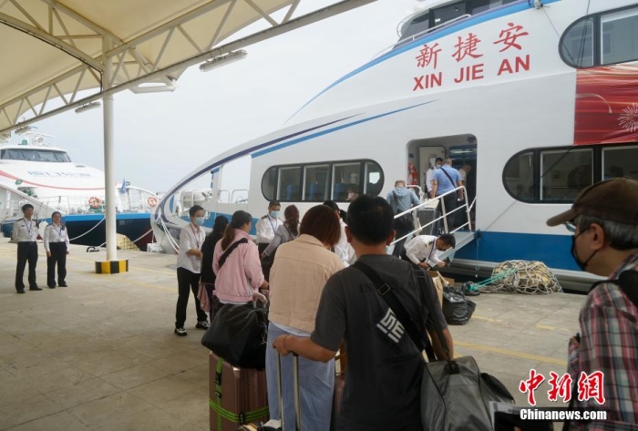 圖為乘客登船準(zhǔn)備從廈門(mén)啟航前往金門(mén)。福建海事 供圖
